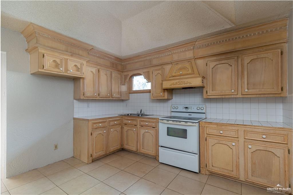 Photo 4 of 933 4th Street