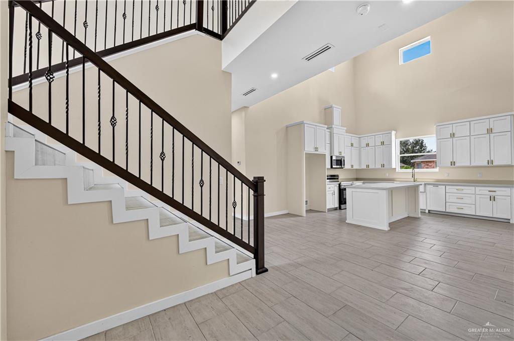 Photo 3 of 2911 Dhalia Drive