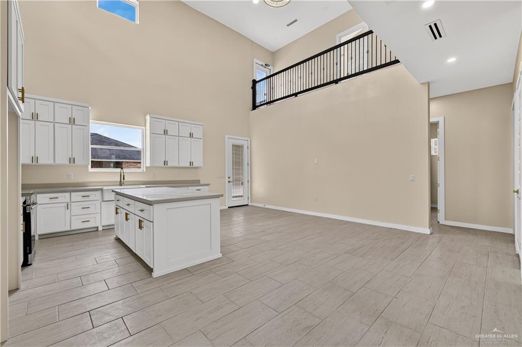 Photo 7 of 2911 Dhalia Drive