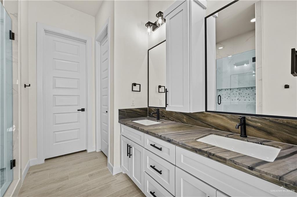 Photo 13 of 3024 Adler