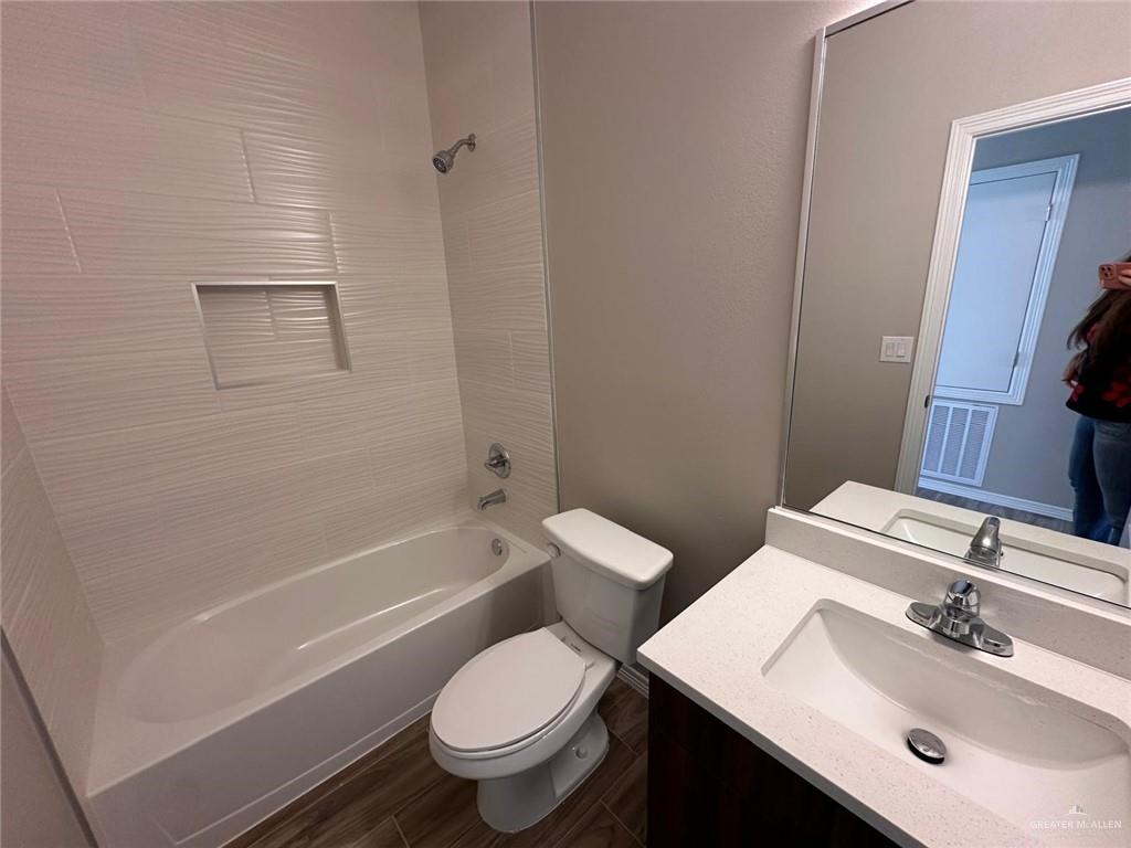 Photo 12 of 4004 Walnut Avenue #3