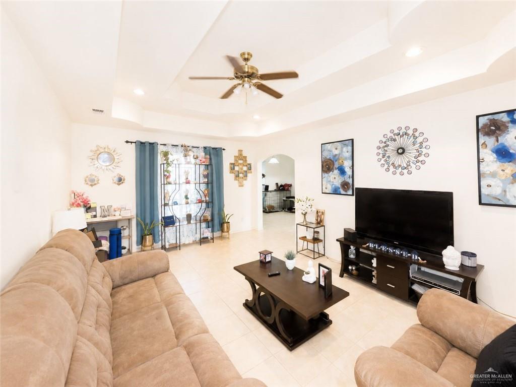 Photo 4 of 732 Huisache Street