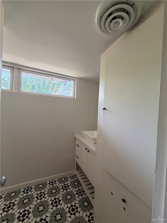 Photo 3 of 1618 Parkwood Drive