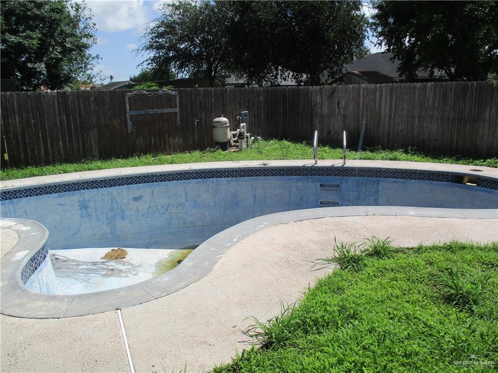 Photo 15 of 700 Franciska Street