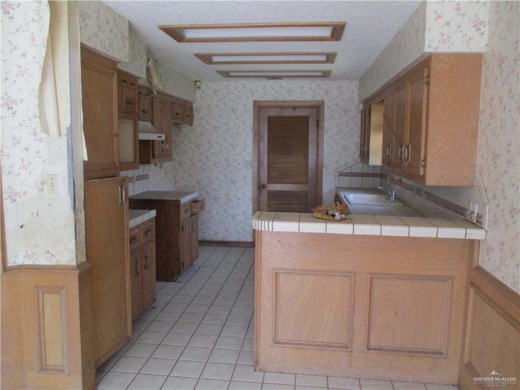Photo 6 of 700 Franciska Street