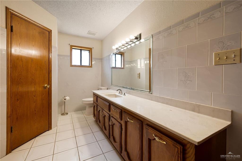 Photo 10 of 906 Veterans Boulevard