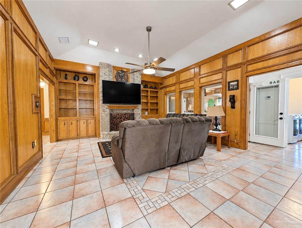 Photo 3 of 2421 Robin Avenue