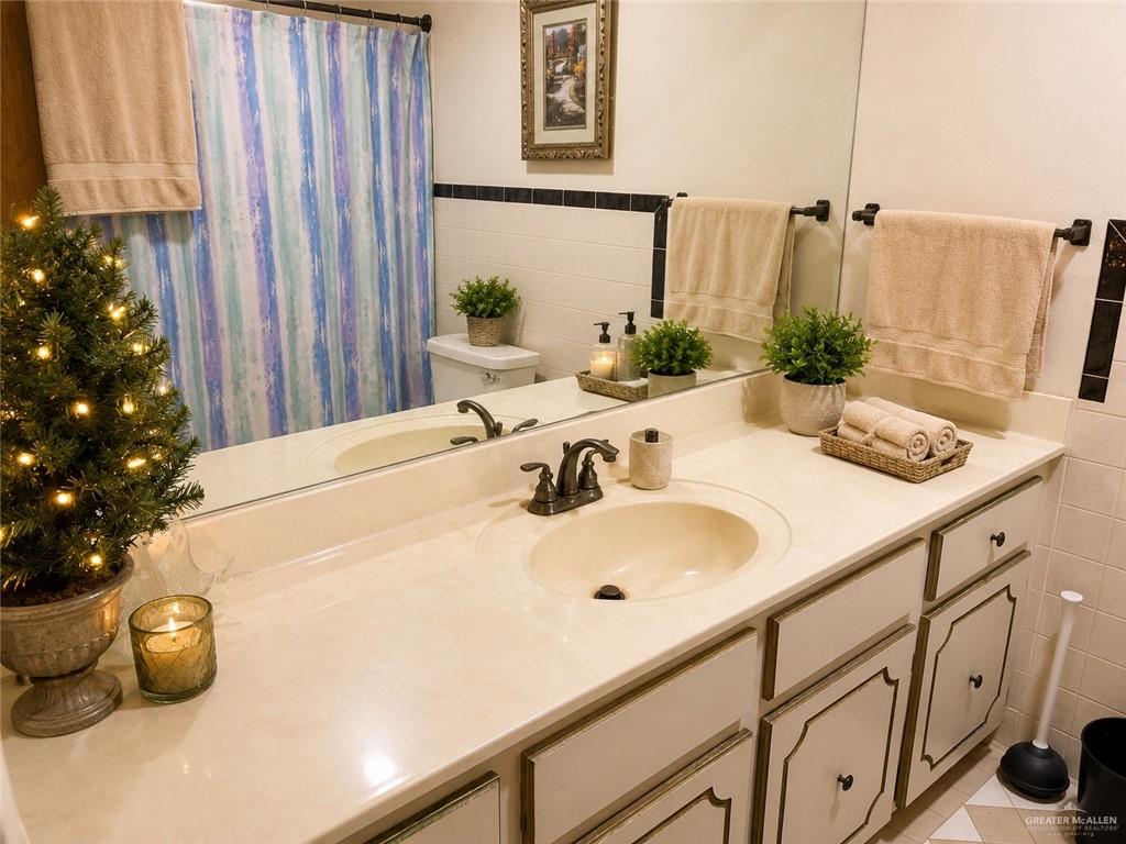 Photo 11 of 2723 Rhett Drive