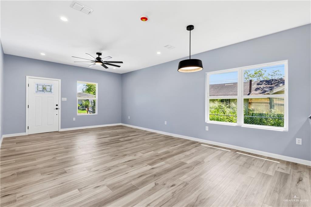 Photo 2 of 405 Huisache Street