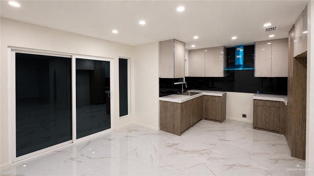 Photo 6 of 214 Barcelona Drive