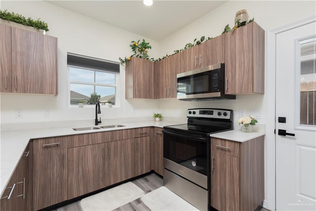 Photo 2 of 1006 Clarence Avenue #2