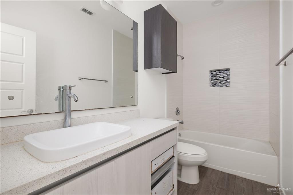 Photo 16 of 907 Carmel Avenue #1