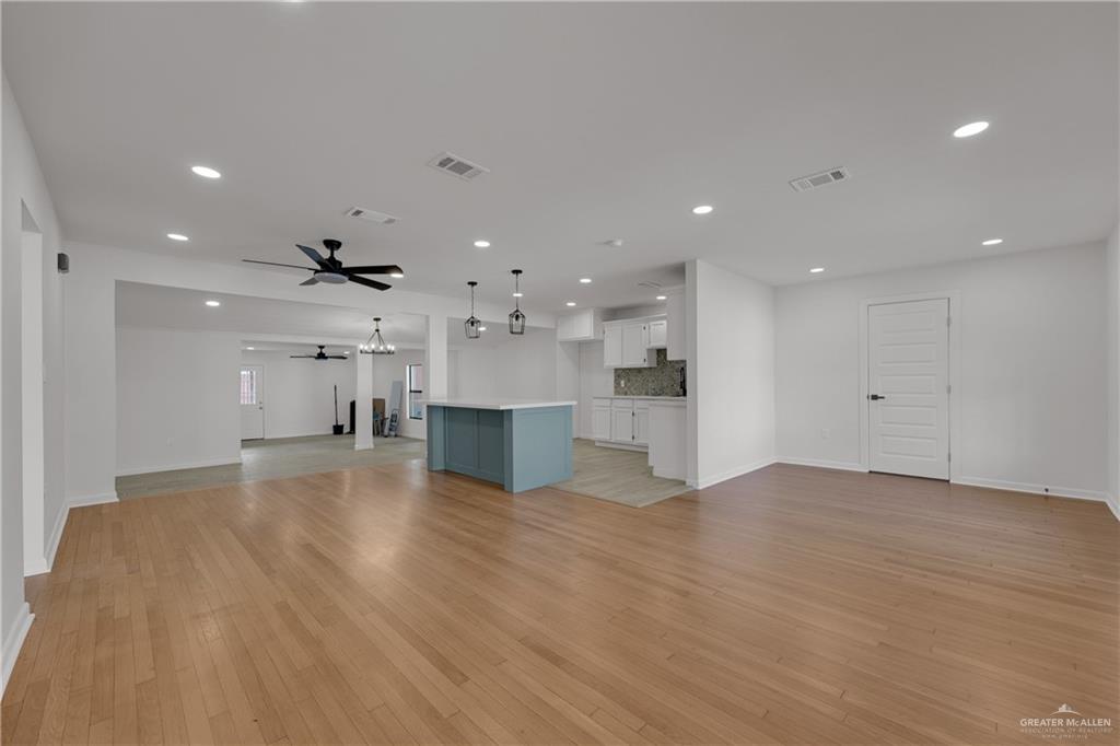 Photo 3 of 1409 Redwood Avenue