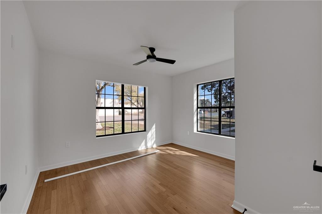 Photo 8 of 1409 Redwood Avenue