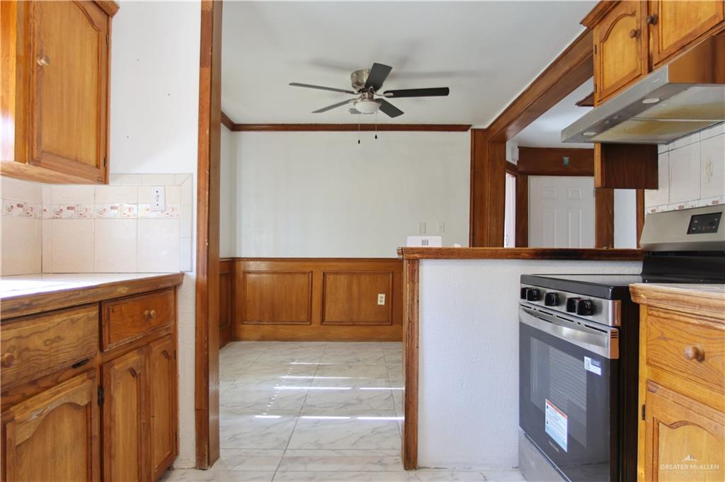 Photo 4 of 927 Salazar Street