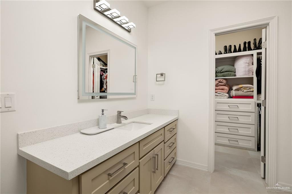 Photo 10 of 6000 Rayo Del Sol Street