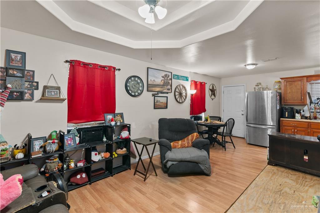 Photo 4 of 915 Los Ebanos Street