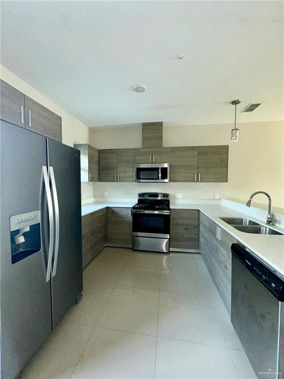 Photo 11 of 414 Newport Avenue #3