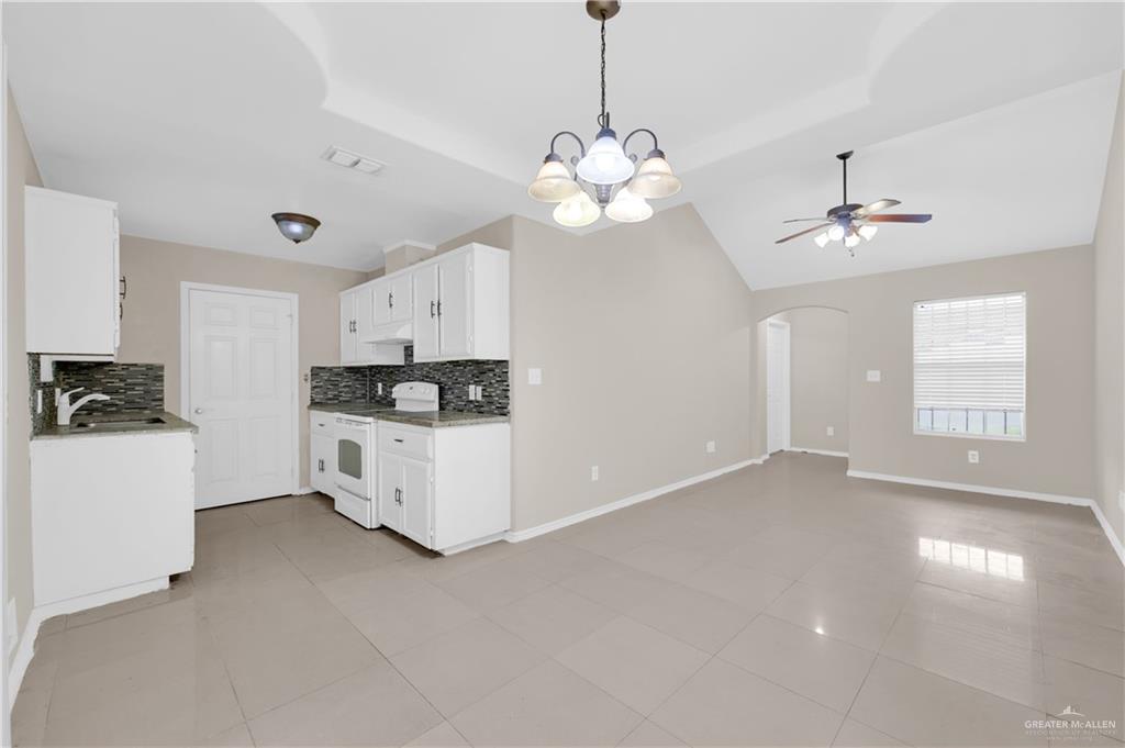 Photo 4 of 504 Rosa Priego Street