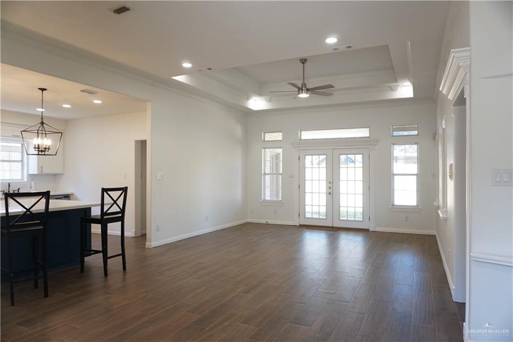 Photo 4 of 421 Redbud Avenue
