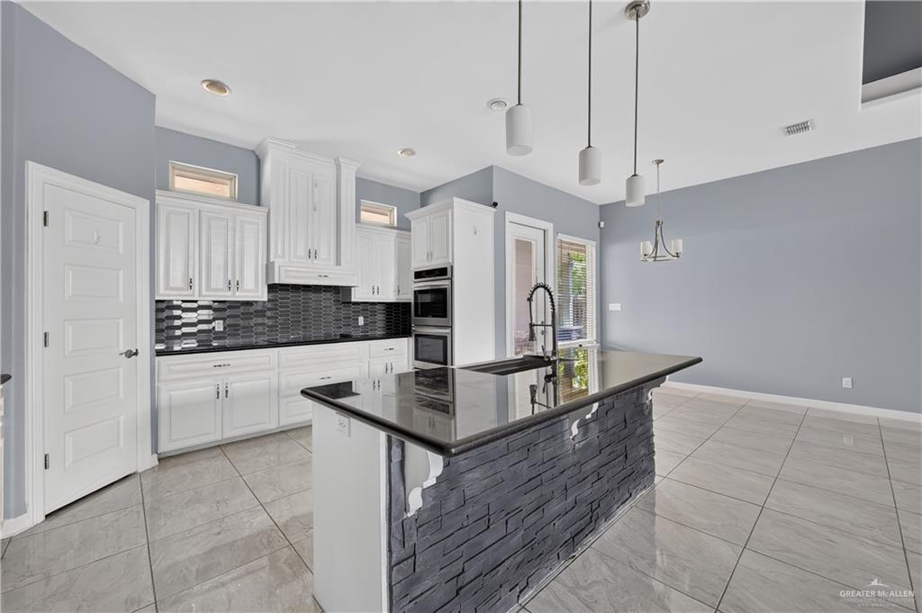 Photo 5 of 806 Seminole Avenue