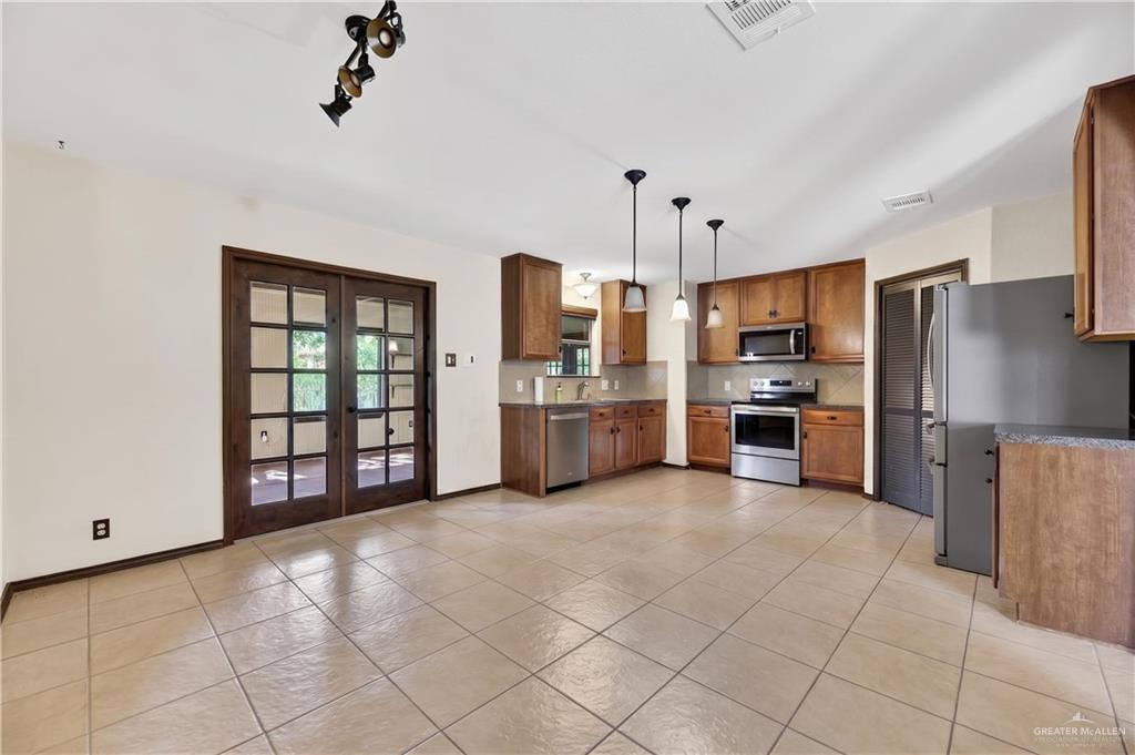 Photo 4 of 606 Barton Drive