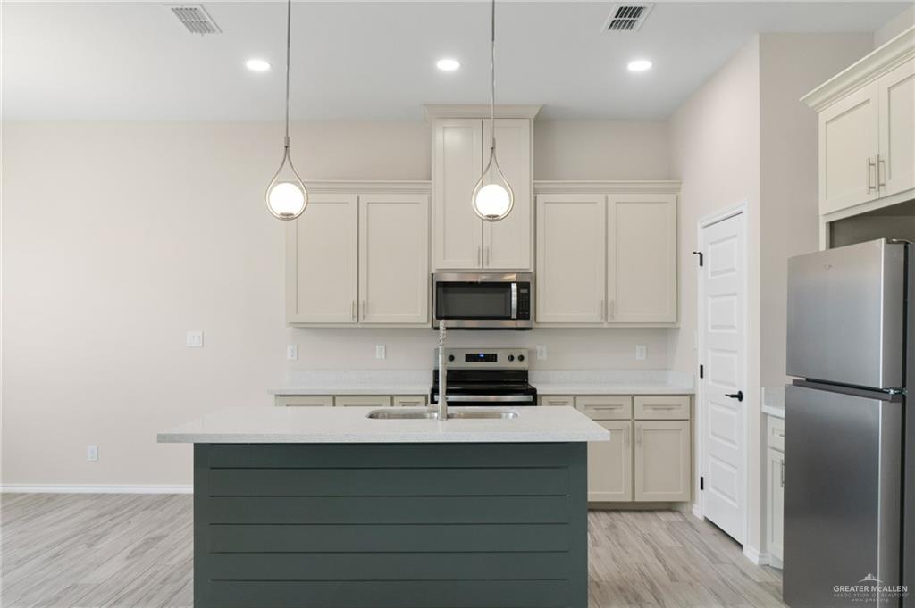 Photo 5 of 18084 Spruce Street