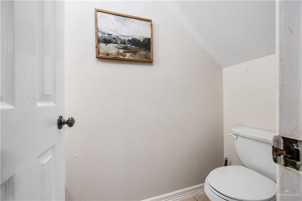 Photo 5 of 816 Woodford Street