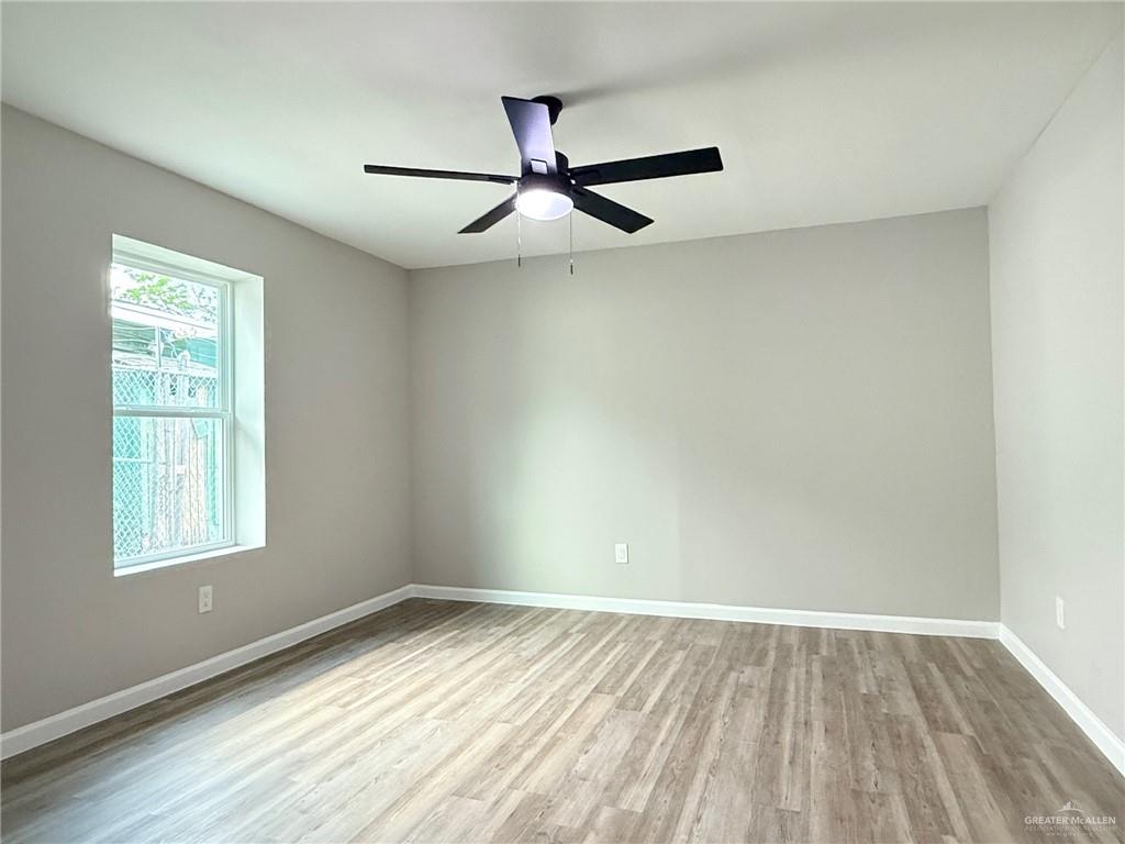 Photo 3 of 2833 Redwood Avenue