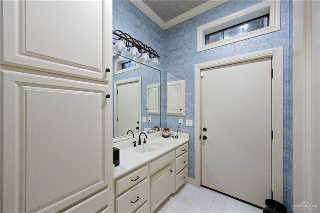 Photo 11 of 2421 Sendero Avenue
