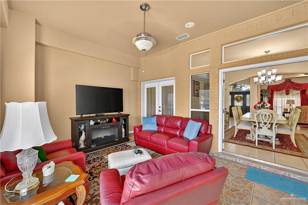 Photo 18 of 2524 Leslie Street