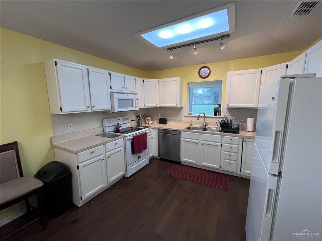 Photo 5 of 840 Santa Anna Drive