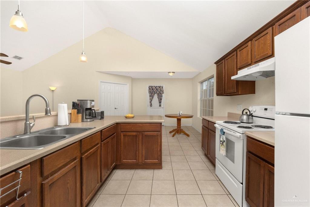 Photo 4 of 4716 Xanthisma Avenue