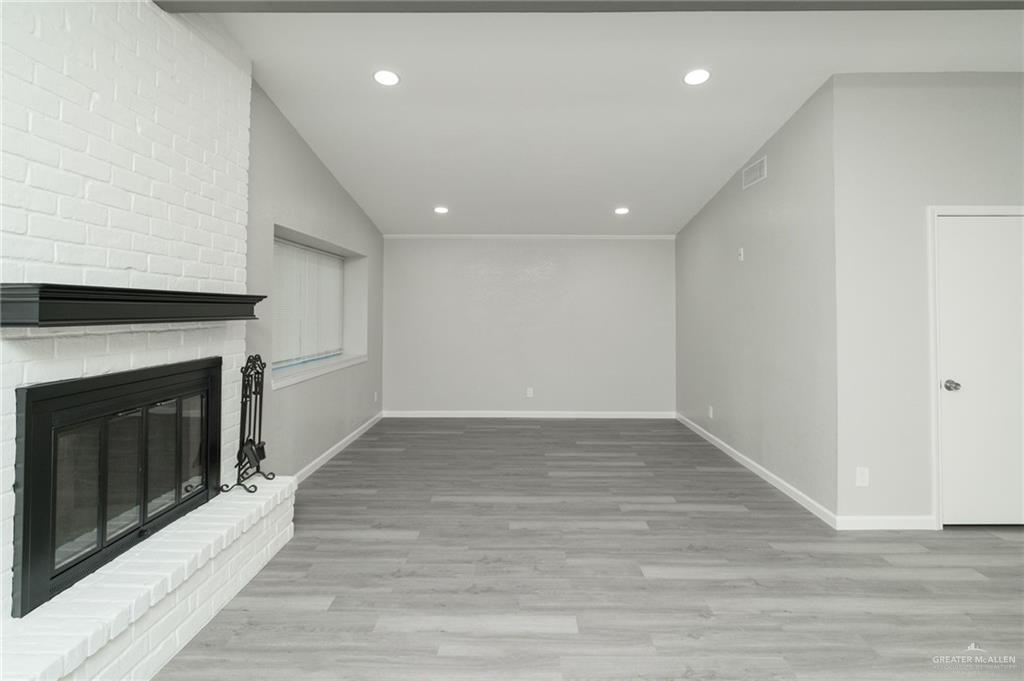 Photo 4 of 917 Blue Bonnett Drive