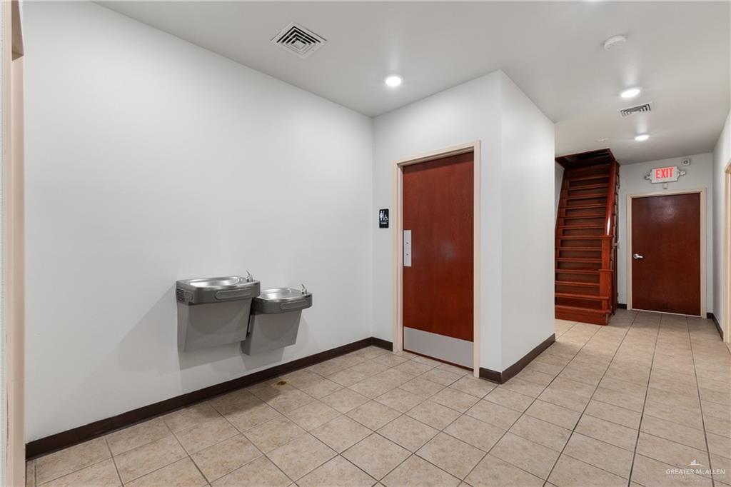Photo 8 of 1002 Taylor Street