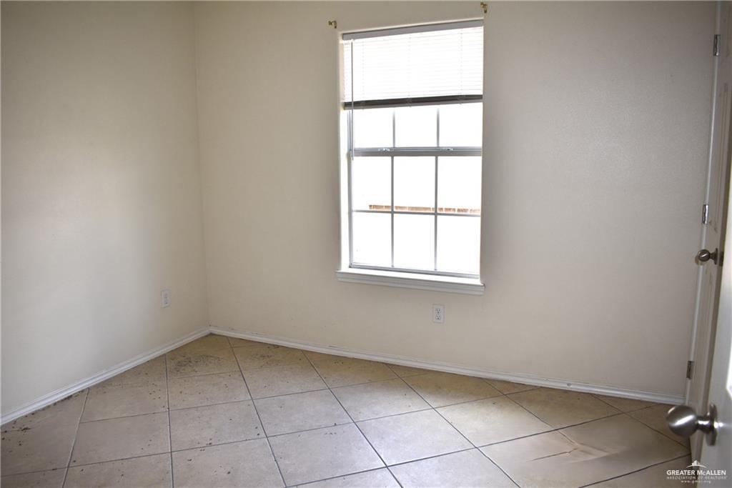 Photo 4 of 307 Albatross Avenue