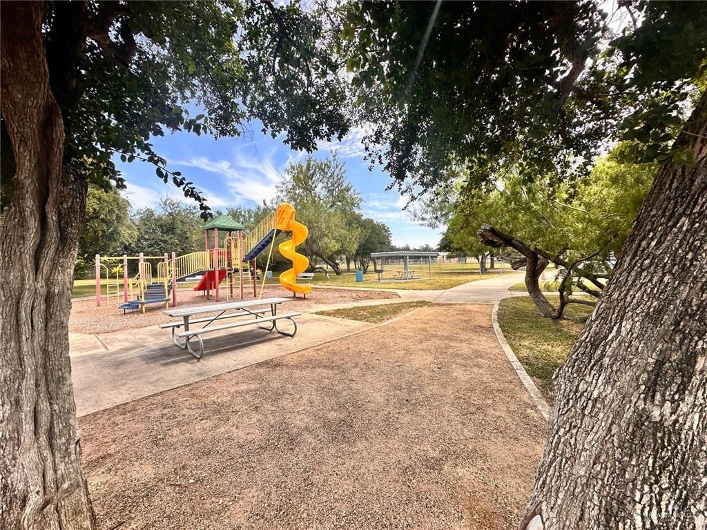 Photo 3 of 709 Dallas Avenue