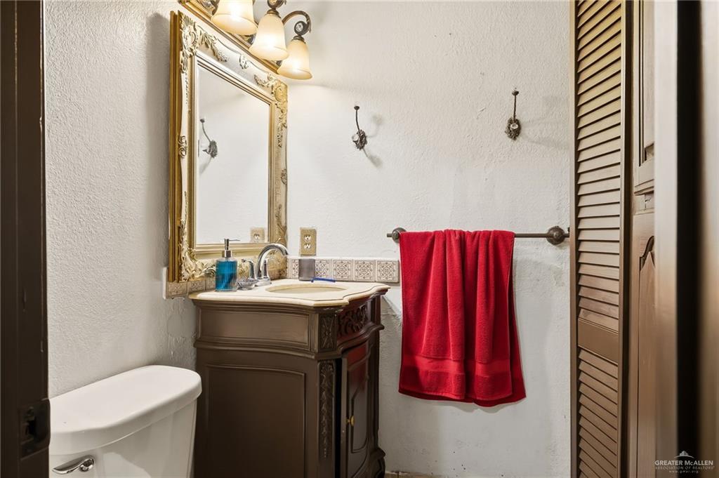 Photo 12 of 2606 Victoria Street